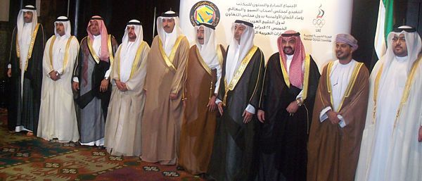 رئيس واعضاء المكتب التنفيذي في لقطة جماعية قبيل بداية اجتماعهم