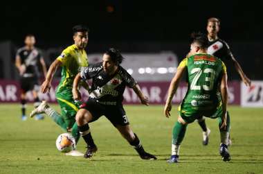 2020-12-04t020800z_1063627606_hp1egc405xckt_rtrmadp_3_soccer-sudamericana-vag-def-report_reuters
