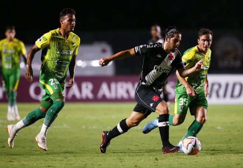 2020-12-04t010204z_1249253219_hp1egc402vgjq_rtrmadp_3_soccer-sudamericana-vag-def-report_reuters