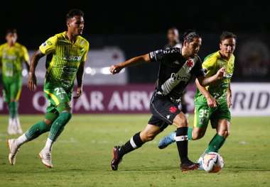 2020-12-04t010204z_1249253219_hp1egc402vgjq_rtrmadp_3_soccer-sudamericana-vag-def-report_reuters