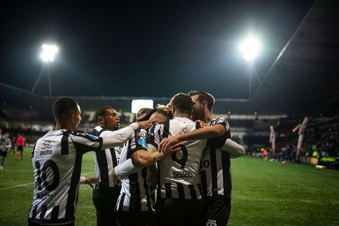 لاعبو فالفيك