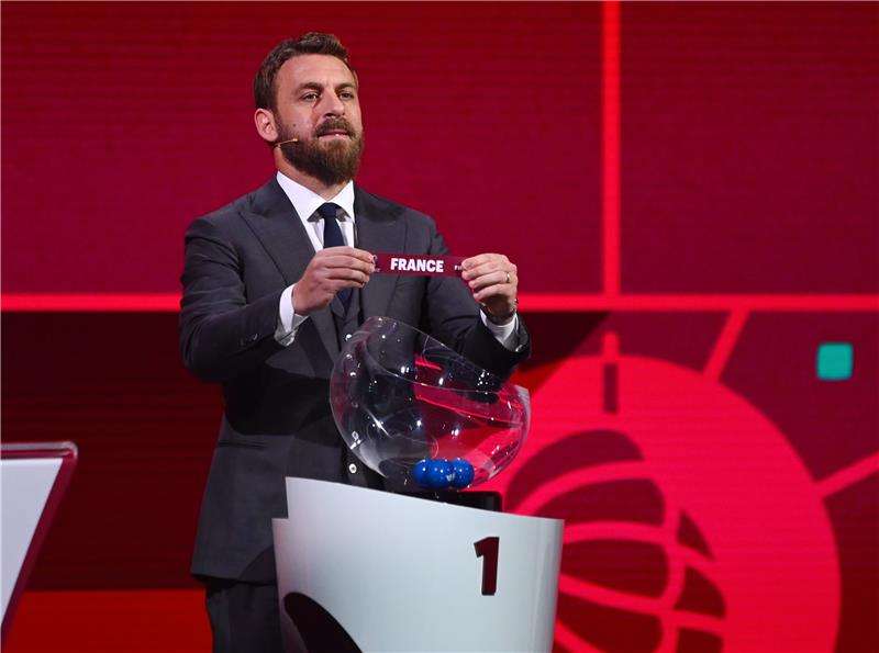 نجم منتخب إيطاليا السابق دي روسي يسحب القرعة