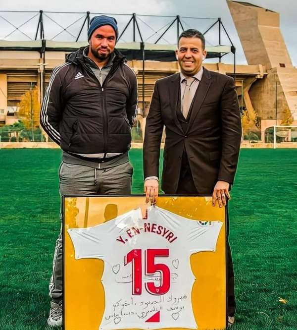 شقيق النصيري يسلم قميصه لرئيس المغرب الفاسي