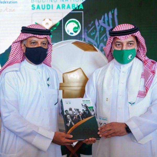 جانب من تسليم الملف