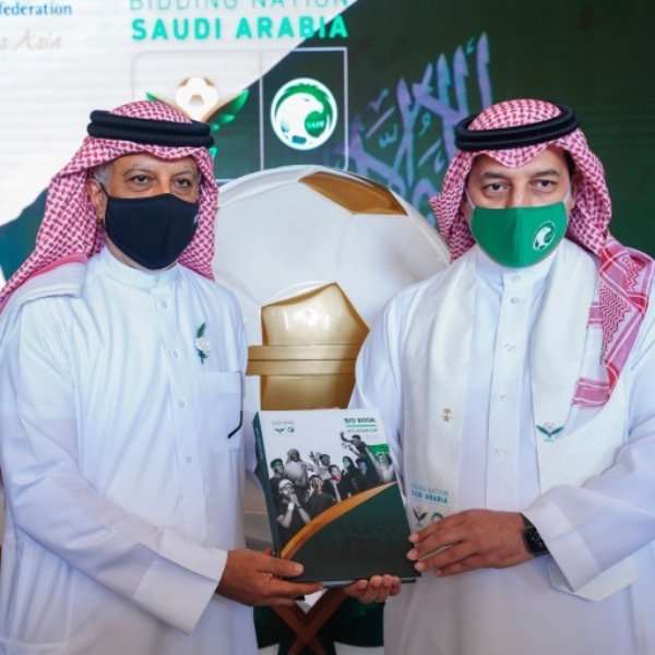 جانب من تسليم الملف