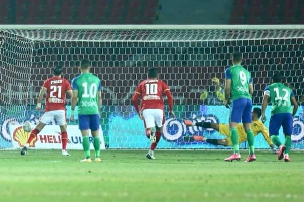 علي معلول أثناء تسجيل ضربة الجزاء