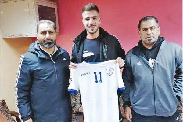 أبو ليلى بعد توقيعه لشباب العقبة "أرشيفية".