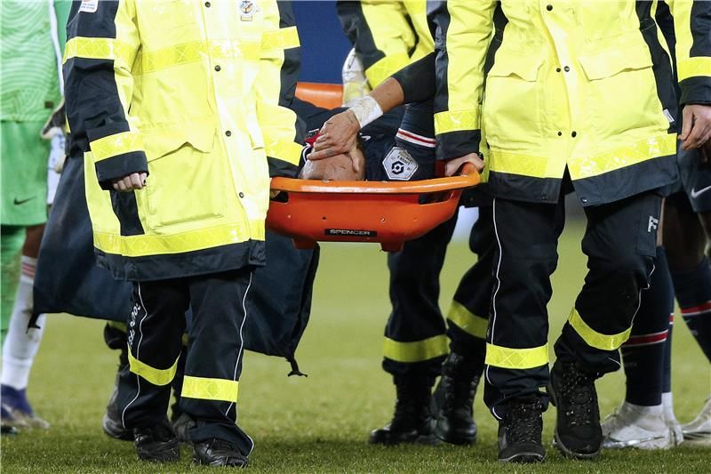 نيمار أثناء مغادرة الملعب