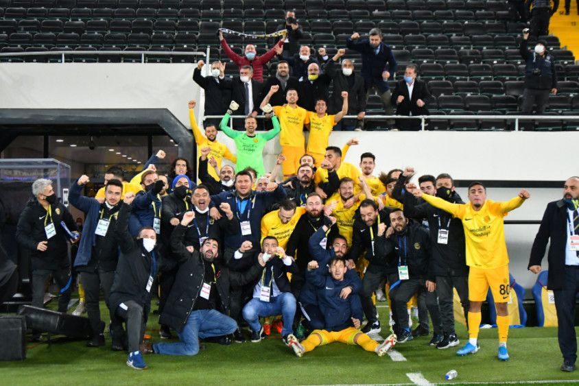 فرحة لاعبي أنقرة جوجو