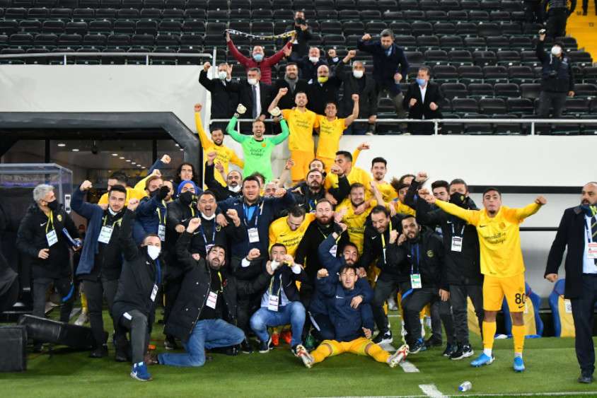 فرحة لاعبي أنقرة جوجو