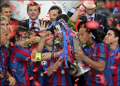 نجوم برشلونة يحملون  دوري ابطال اوروبا 