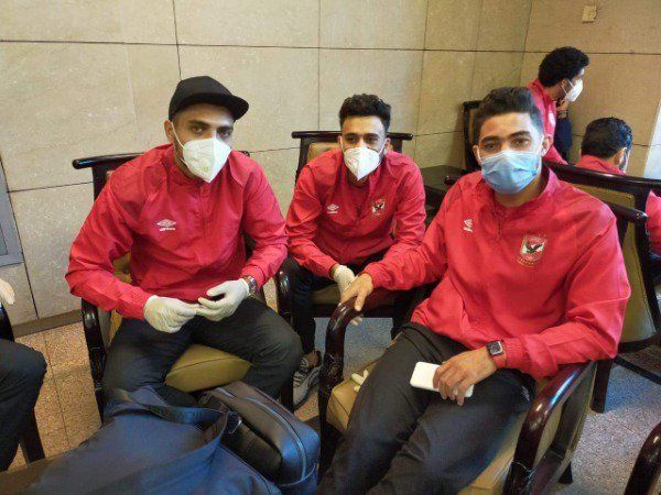 لاعبو الأهلي في المطار