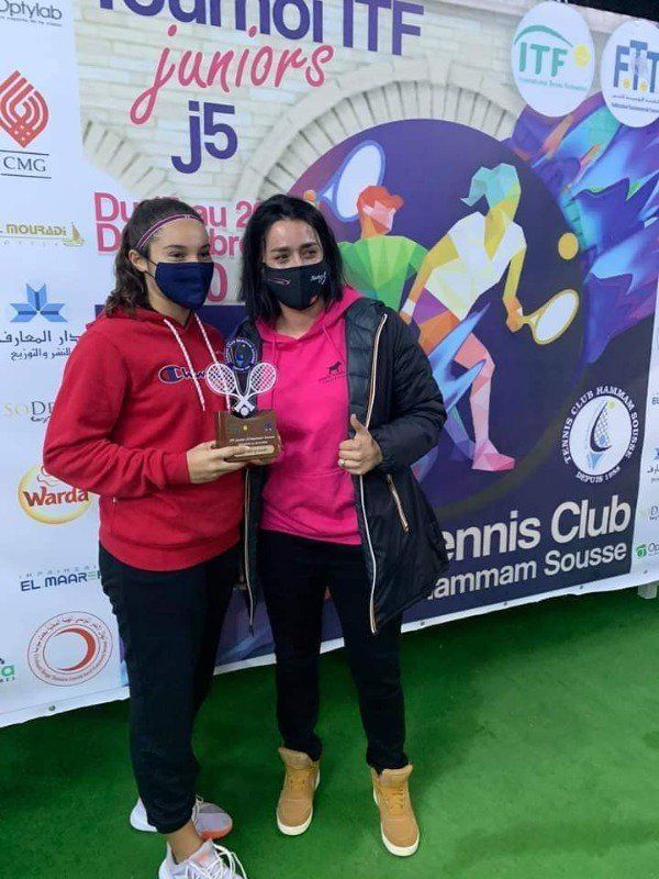 أنس جابر تسلم فريال بن حسن كأس البطولة