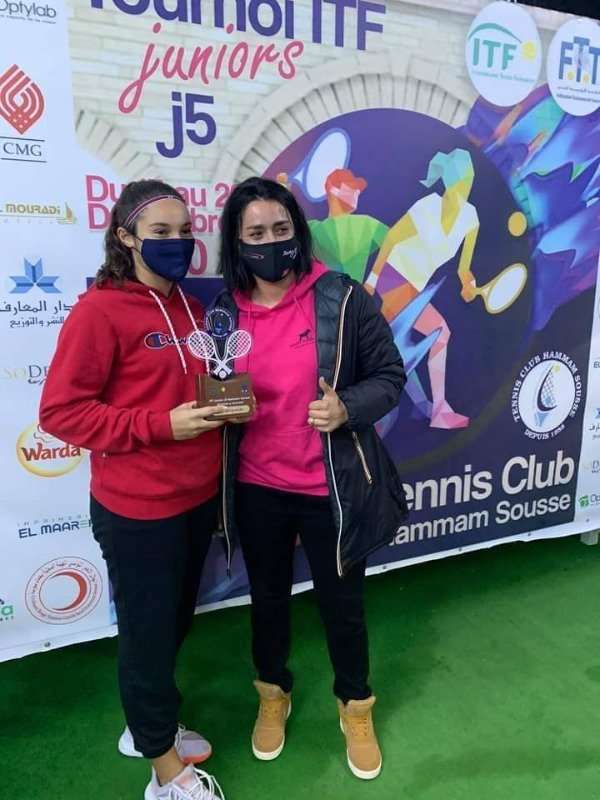 أنس جابر تسلم فريال بن حسن كأس البطولة