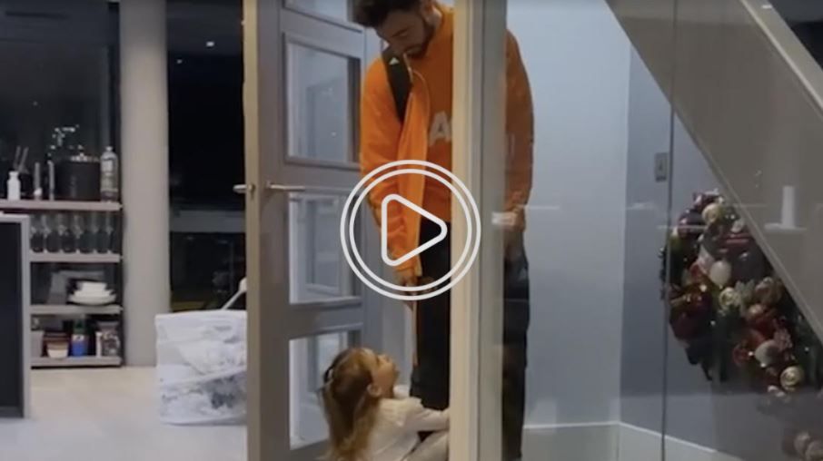 برونو فيرنانديز مع طفلته