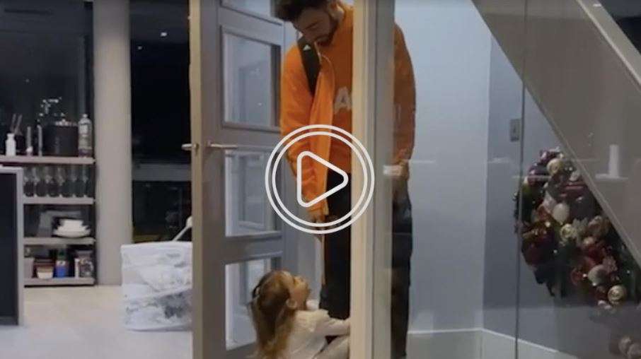 برونو فيرنانديز مع طفلته