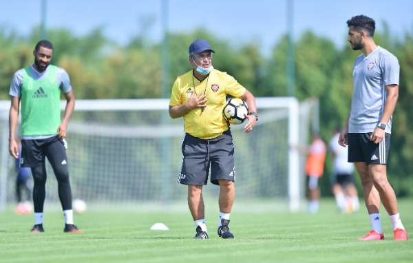 مدرب منتخب الإمارات