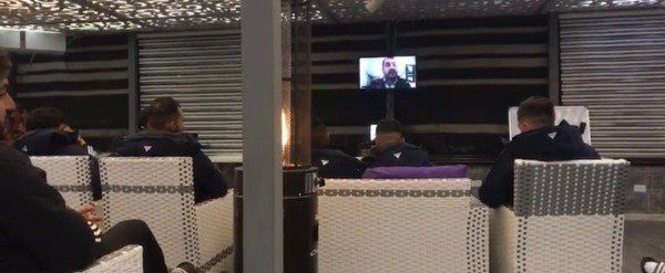 أبو عبيد يتحدث للاعبين عبر زوم