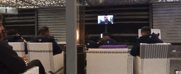 أبو عبيد يتحدث للاعبين عبر زوم