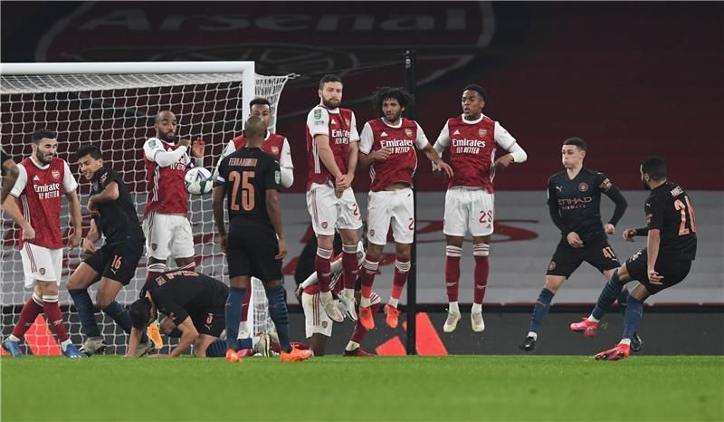 محرز يسدد على مرمى آرسنال