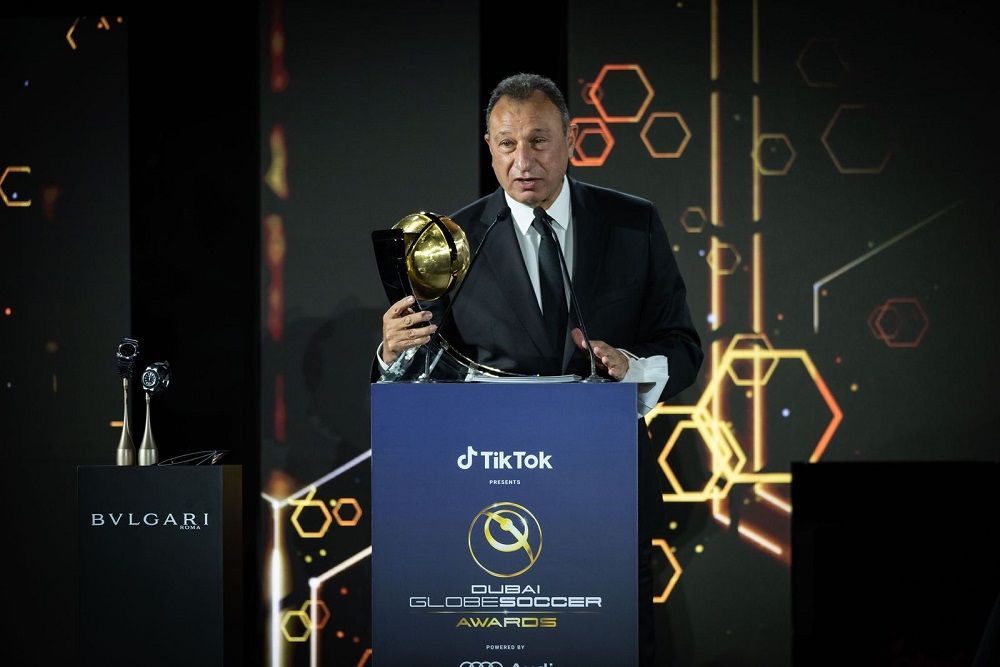 محمود الخطيب أثناء تسلمه الجائزة