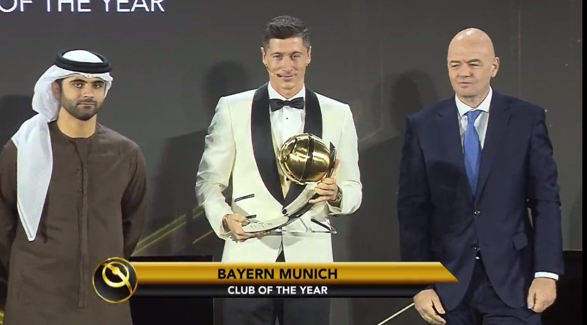 ليفاندوفسكي يتسلم الجائزة