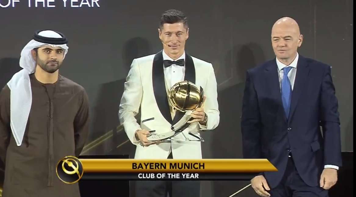 ليفاندوفسكي يتسلم الجائزة