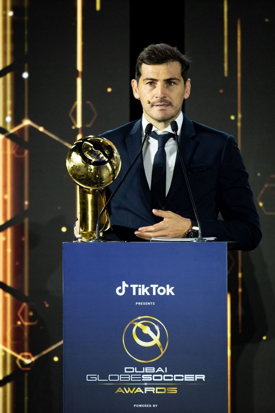 كاسياس مع الجائزة