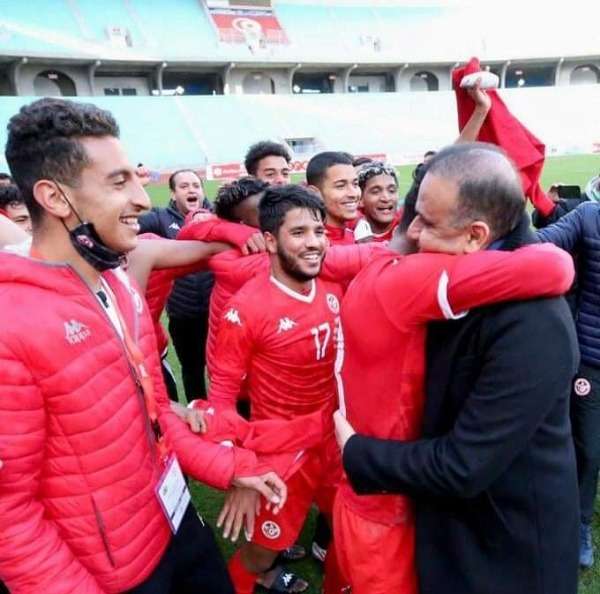 وديع الجريء يحتفل مع اللاعبين بالترشح