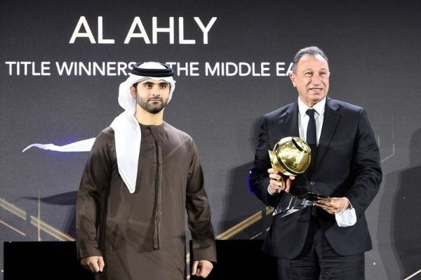 خلال تسليم الجائزة للخطيب