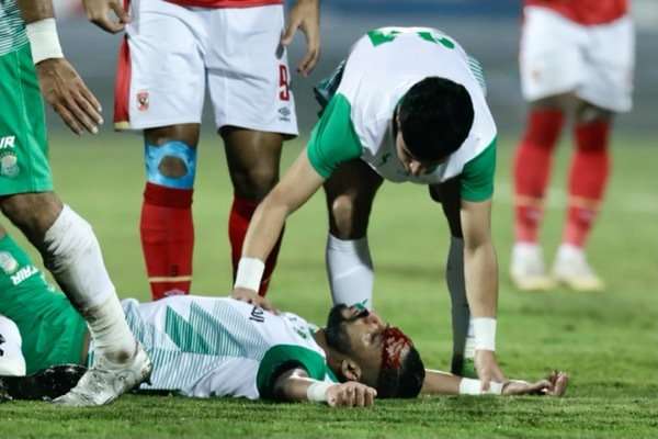 حسام عاشور ينزف على الأرض