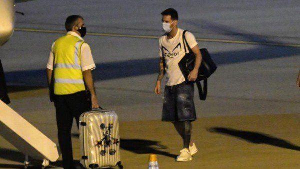 ميسي في طريقه للطائرة