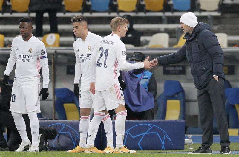 زيدان مع لاعبي ريال مدريد