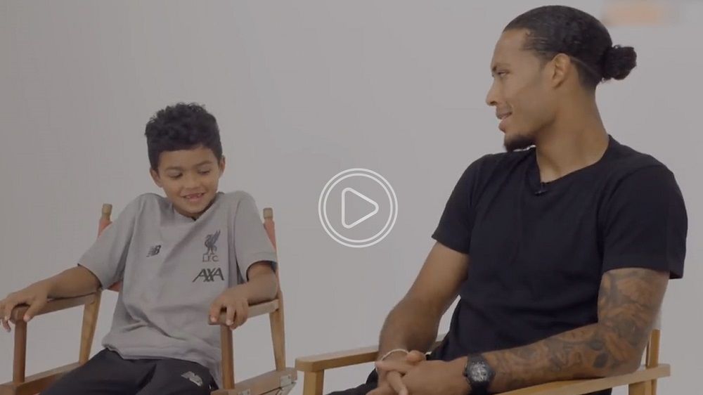 فان دايك مع أحد الأطفال