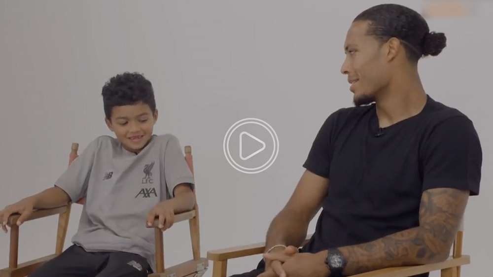 فان دايك مع أحد الأطفال