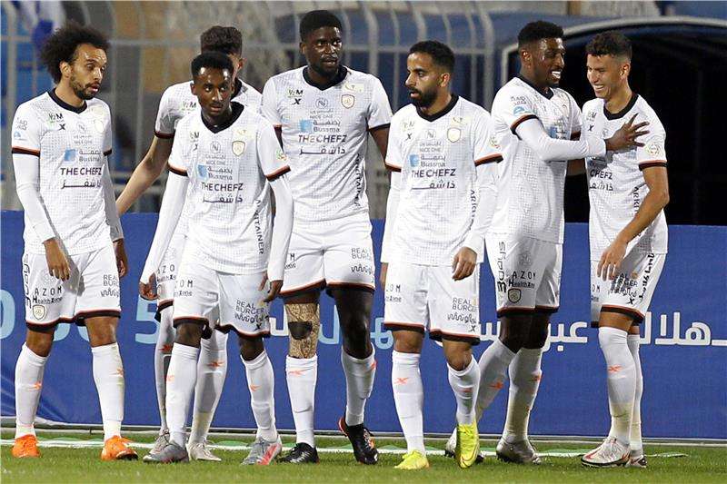 فابيو مارتينيز مع لاعبي الشباب