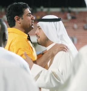 محمد ابراهيم يقبل رئيس القادسية الشيخ  طلال الفهد 