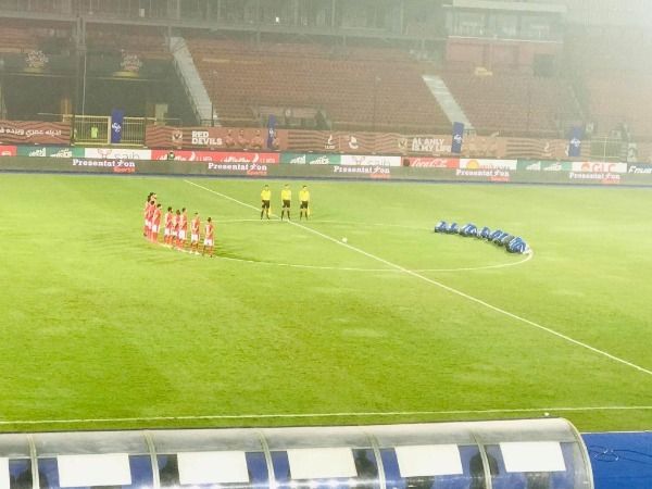 وقوف دقيقة حداد من لاعبي الفريقين