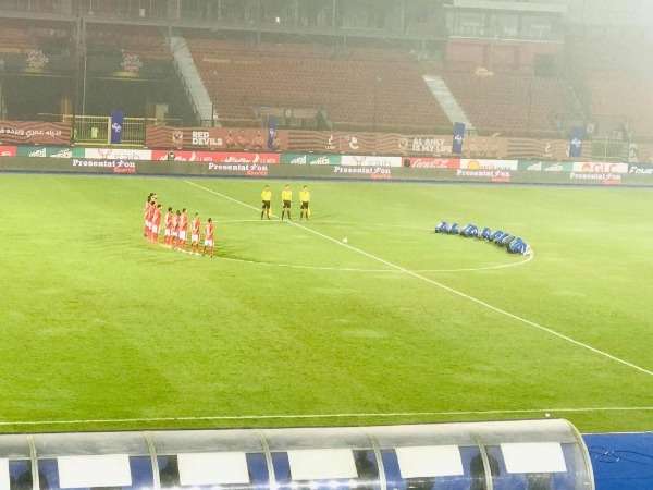 وقوف دقيقة حداد من لاعبي الفريقين