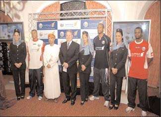 صور جماعية بعد توقيع العقد 