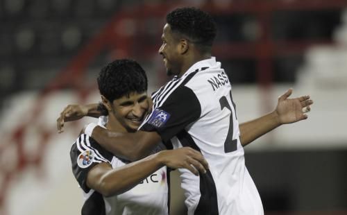 الشمراني (اليمين) يحتفل بعد تسجيله لهدف التعادل للشباب أمام الريان القطري