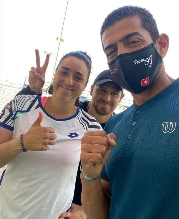 أنس بعد فوز اليوم مع مدربها ومعدها البدني