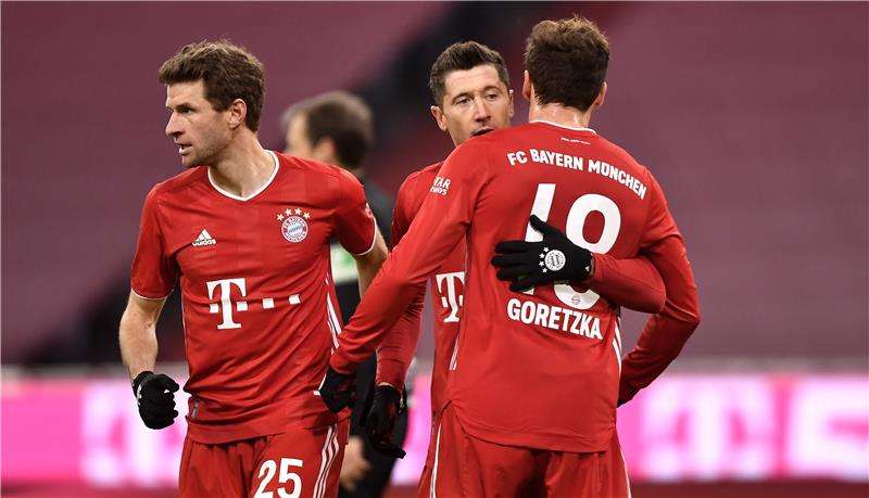 ليفاندوفسكي مع فريقه