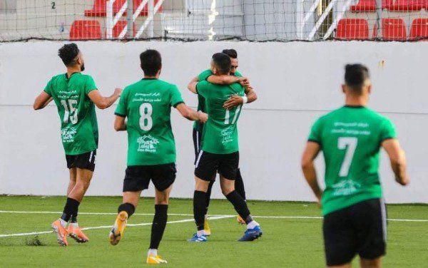 أحمد ماهر مع لاعبي شباب الظاهرية