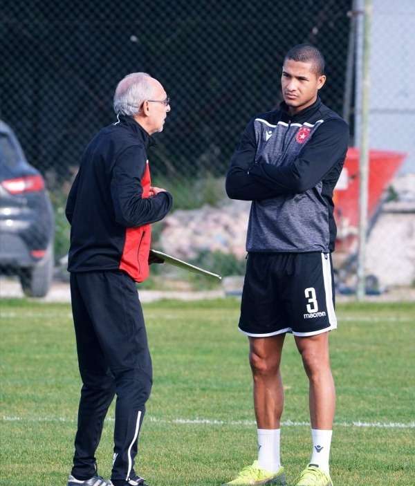 فييرا في تدريبات أمس