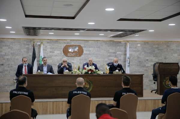 اللواء جبريل يلتقي بلاعبي المنتخب والجهاز الفني