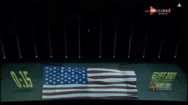 علم أمريكا في حفل الافتتاح
