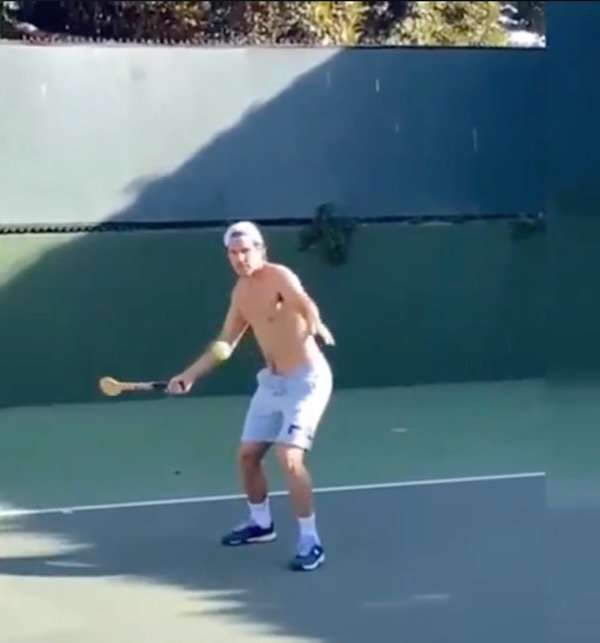 هاس يلعب بالملعقة