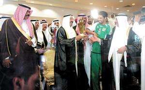 سمو الامير يسلم قائد العربي كأس سموه