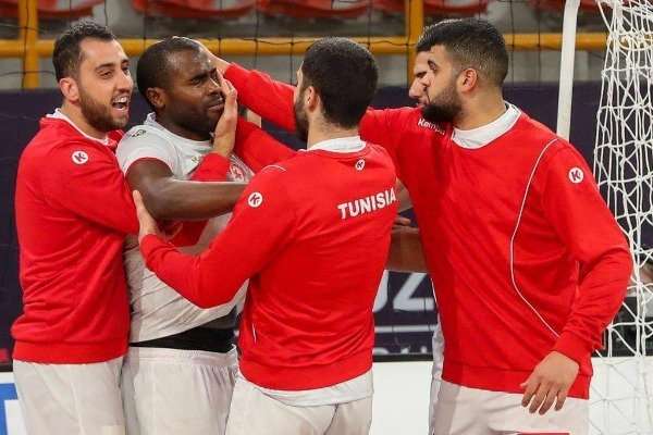 لاعبو منتخب تونس يواسون الصانعي 